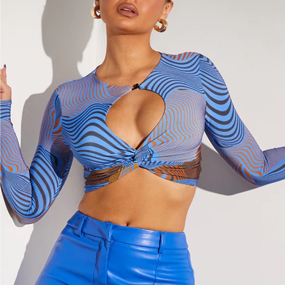 PrettyLittleThing Blue print crop top (4/S)
